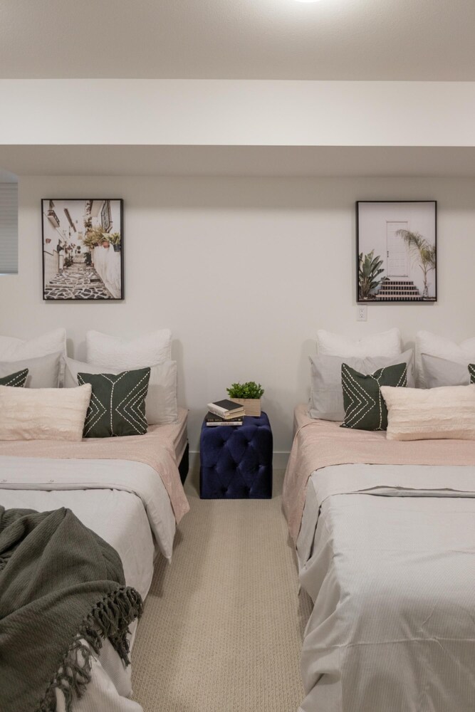 DT 3-lvl Townhouse w Rooftop Patio - Image 4