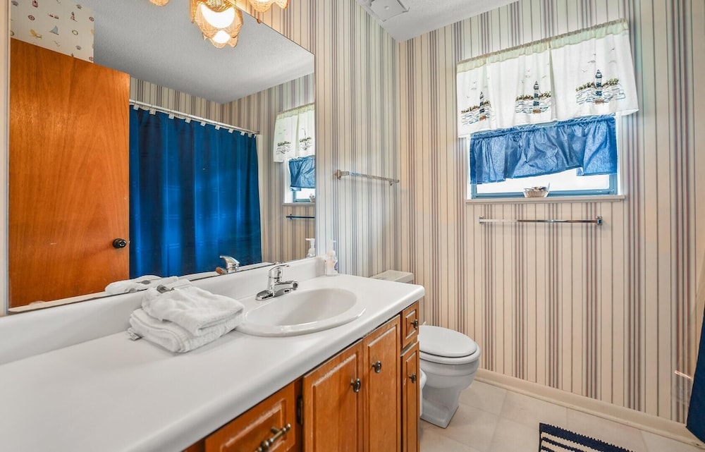 Coastal Charm With Canal Views - 419 Tarpon Blvd, Fripp Island