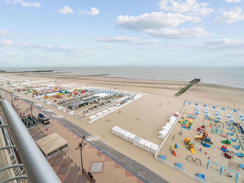 One-bedroom Flat With sea Views and Parking