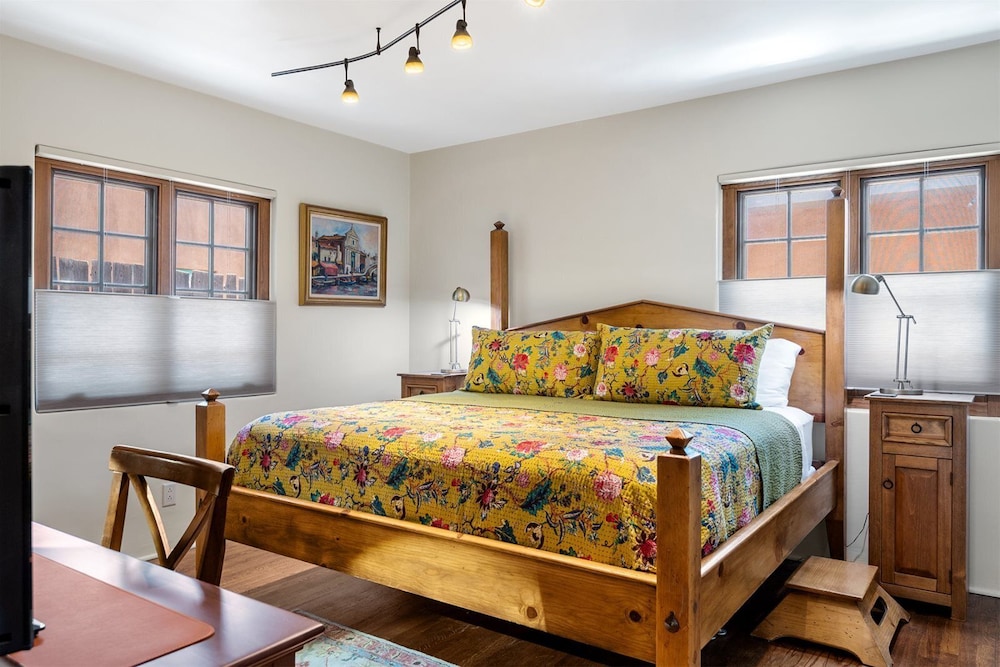 Casa O'keeffe - Five-minute Walk to The Plaza, Quiet Neighborhood, Comfort and Convenience view 5