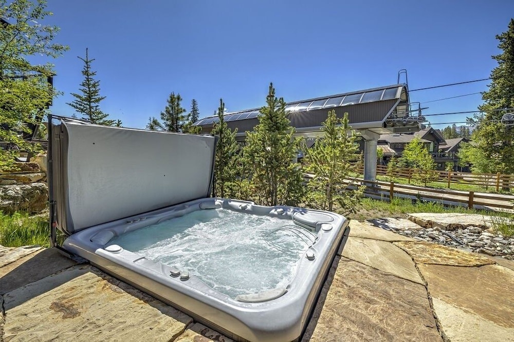 Falcon Haus 4 Bedroom Townhouse by RedAwning