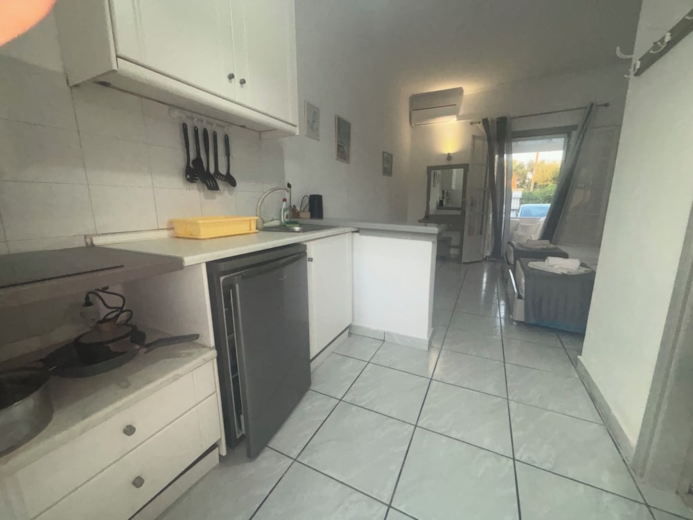 DOLPHIN APARTMENTS & STUDIOS