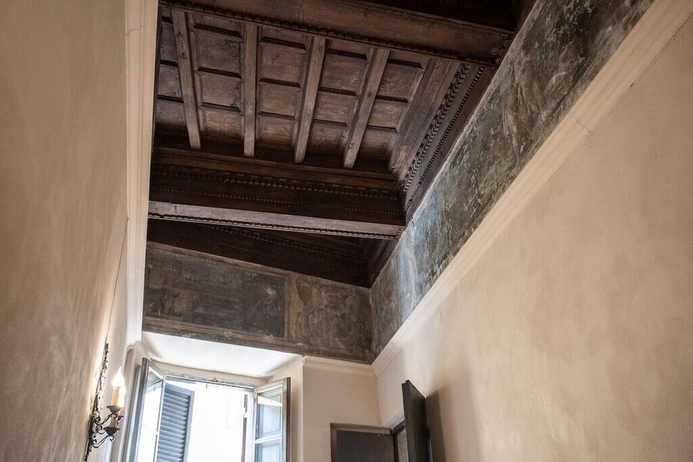 Wonderful Apartment With Balcony In Piazza Margana