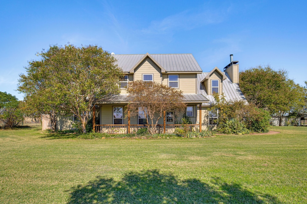 30 Mi to Fort Worth: Rural Retreat w/ Patio!