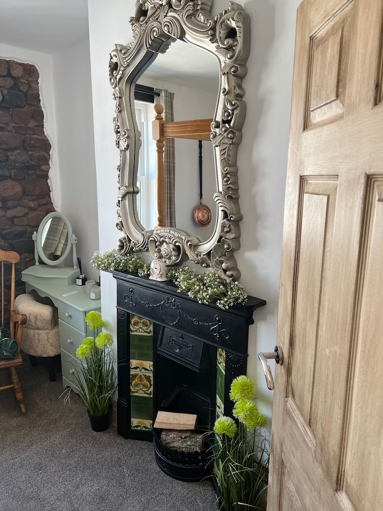 Historic Seaside Cottage - Sleeps 5 & Pets Ok