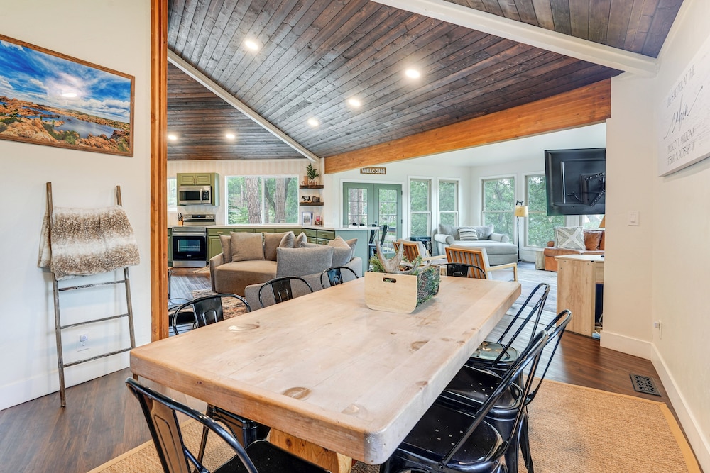 Mid-mod Mountain Cabin Near Thumb Butte Trails!