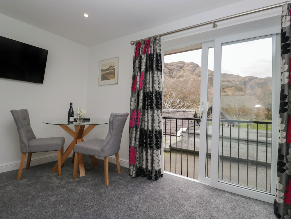 Yewdale View Apartment