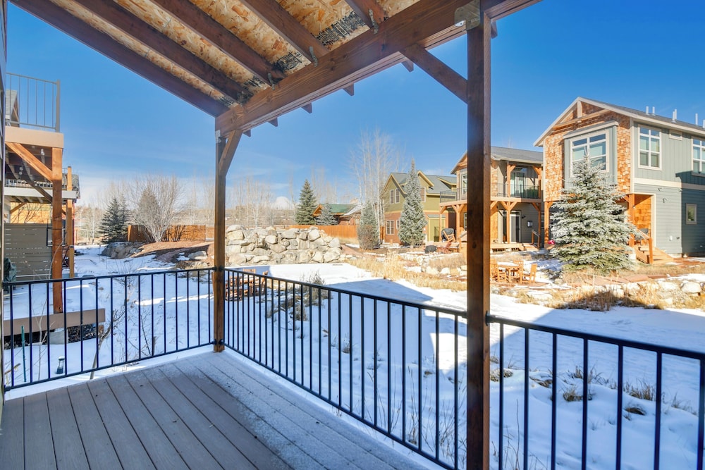 4 Mi to Granby Ranch: Cabin w/ Hot Tub Access!