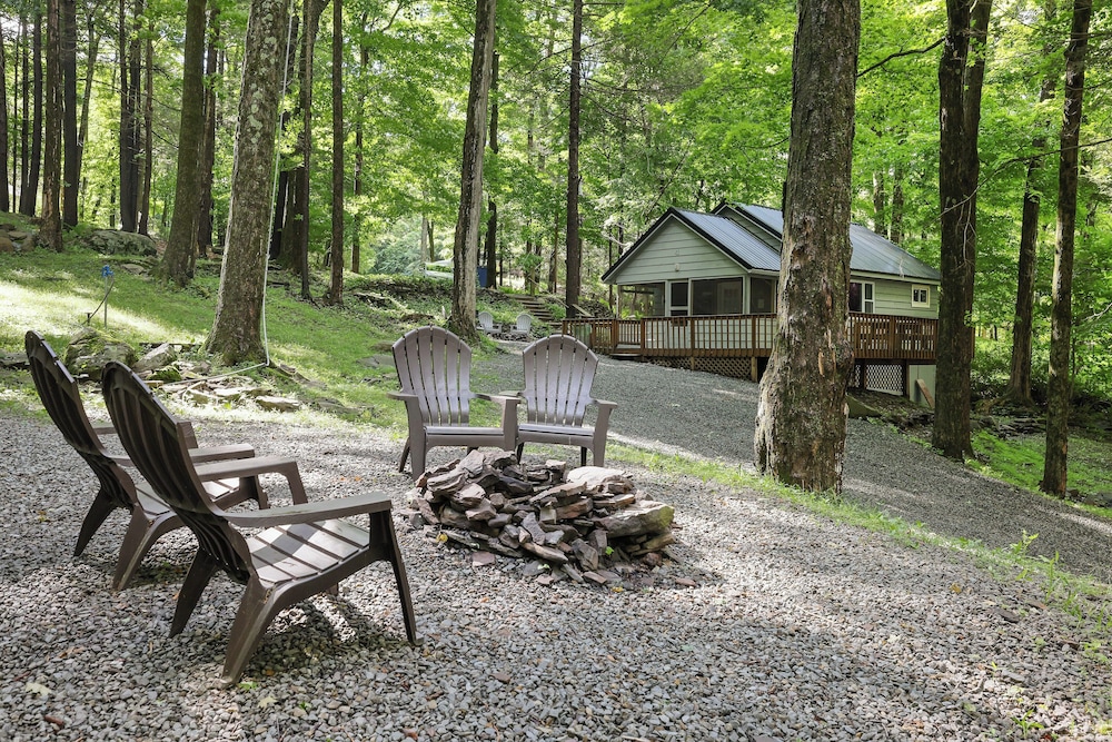 Cozy Lake Cabin 3 with Boatdock