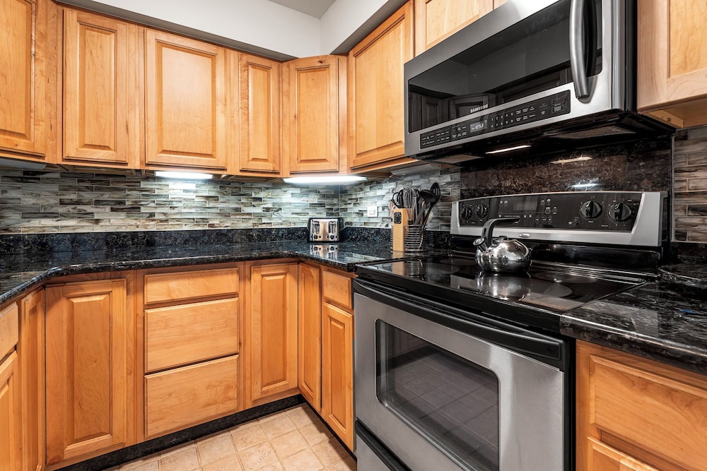Oceanfront Complex - Updated Ground-floor Condo w/ AC & 2 Pools - Vrkcv
