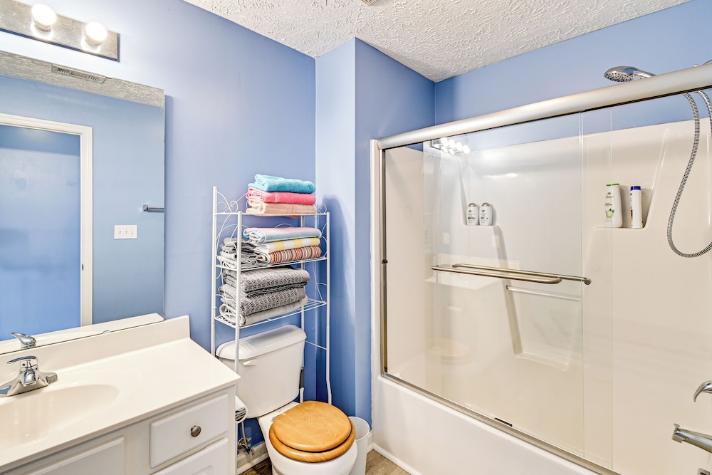 Lake & Pool Access, Home Gym: Fayetteville Condo!