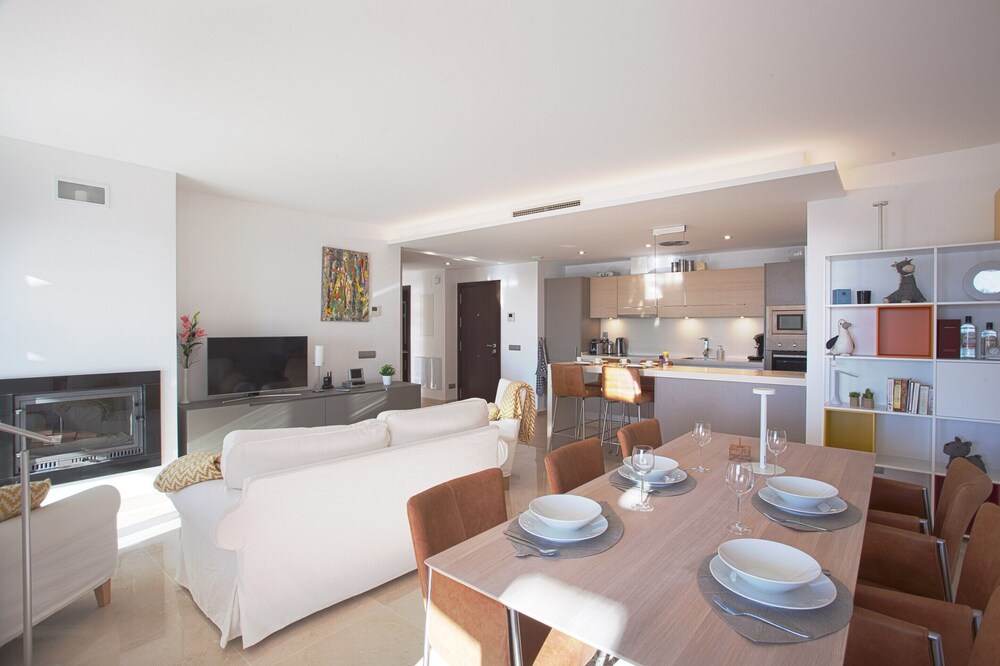Modern Apartment With Balcony