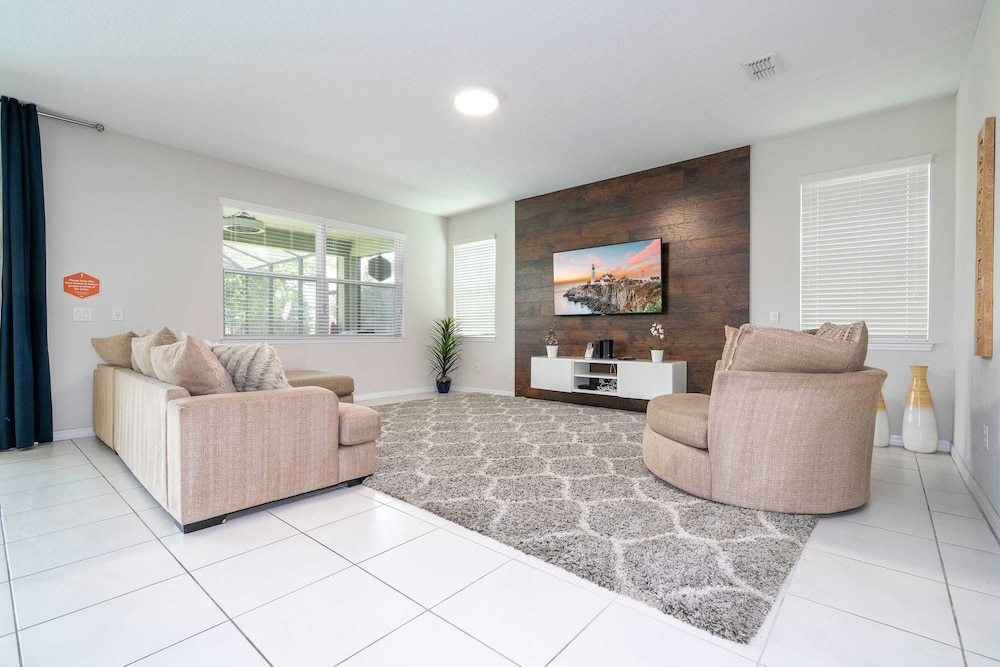 Beautiful 5 Bed Home in Solara With Private Pool