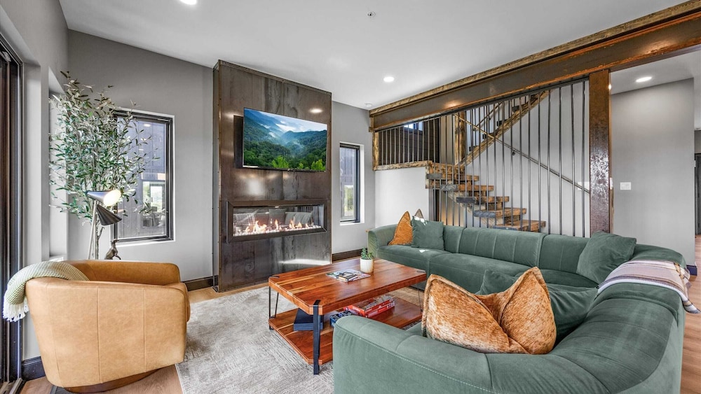 The Back Nine Retreat by Avantstay Private Golf Sim, Firepit & Mountain Views Near Dollywood