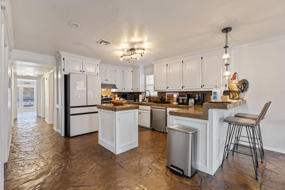 Spacious Lakefront View With Hot Tub and Pool NH
