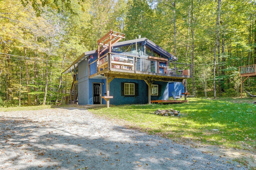 Treehouse Chalet Near Mt. Snow w/ On-site Trails!