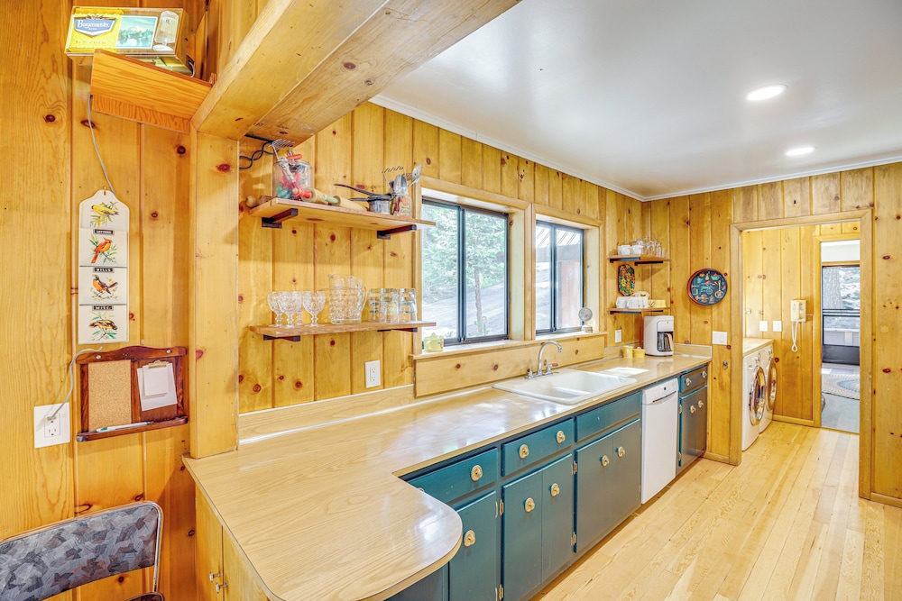 Walk to Lake Almanor: Prattville Cabin w/ 2 Decks!