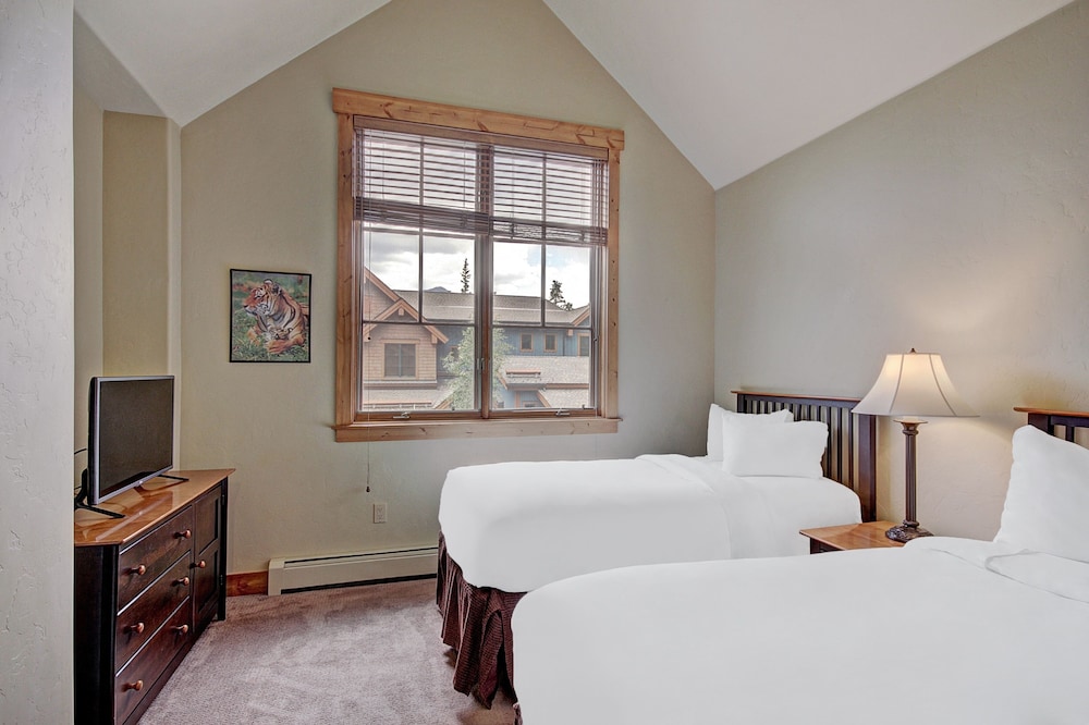 Vaulted Ceilings+rustic Luxury 2 Blocks To Main St- Sleeps 6 2 Bedroom Townhouse by RedAwning