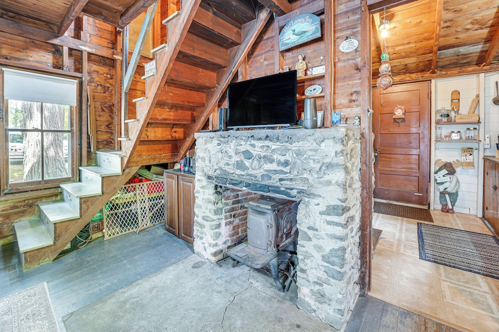 Peaceful Lakefront Maine Cabin w/ Sunset Views