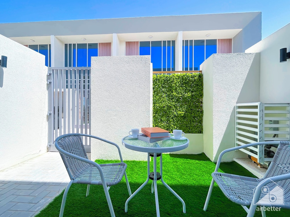 Luxury 1-br Villa in Rukan: Dubai Skyline Views!