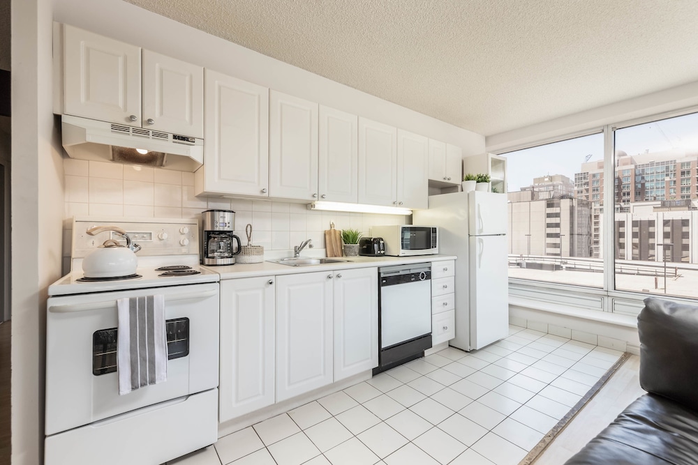 Corner Suite - Yonge & Bloor - Image 4