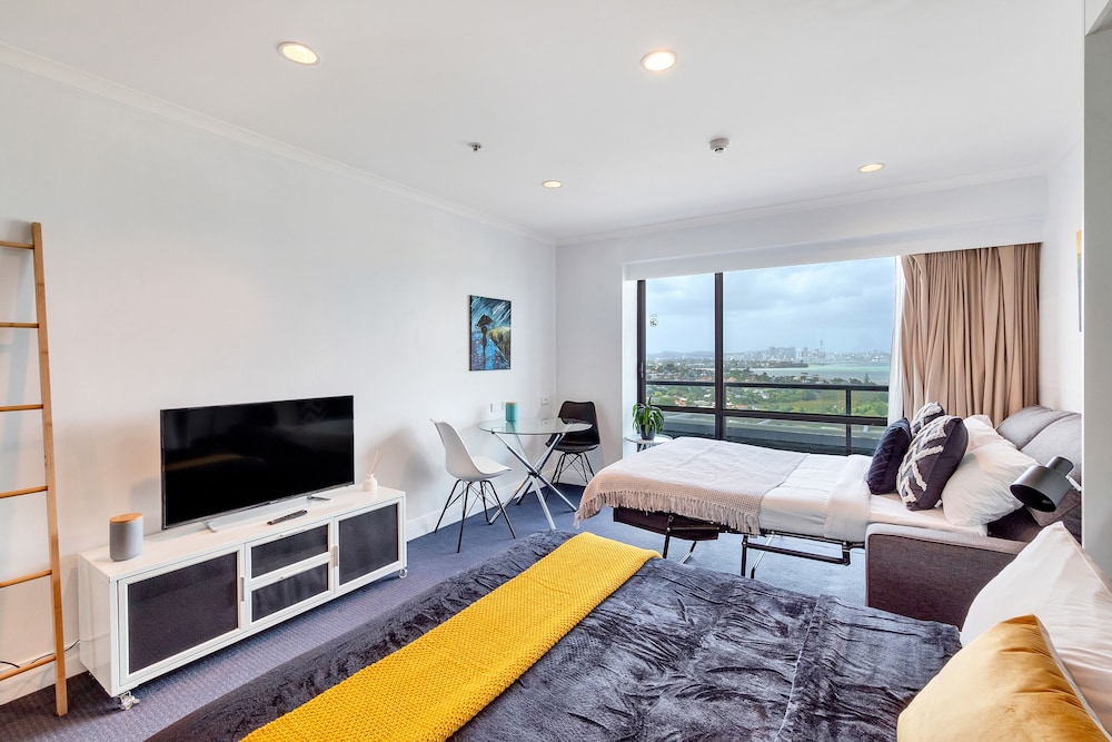 Sea City Views Takapuna Studio w Carpark view 3
