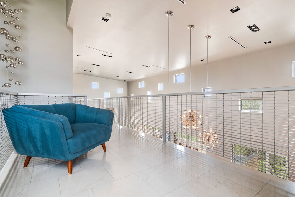 Luxury 4BR Hilltop Retreat With Scenic Views