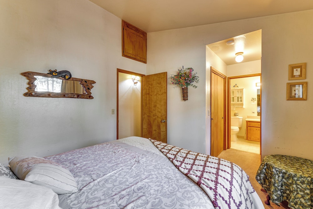 Quiet Truckee Retreat w/ Deck, 5 Mi to Donner Lake