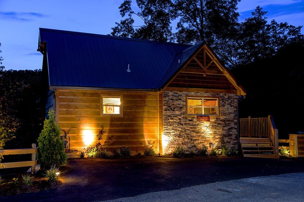 Grin Inn Bear It - 2 Bedrooms, 2 Baths, Sleeps 6 Home by RedAwning