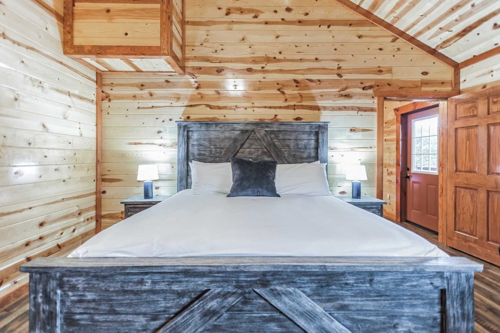 Laurel Point by Avantstay Sleeps 18! Indoor Pool, Hot Tub, Theater, Game Room