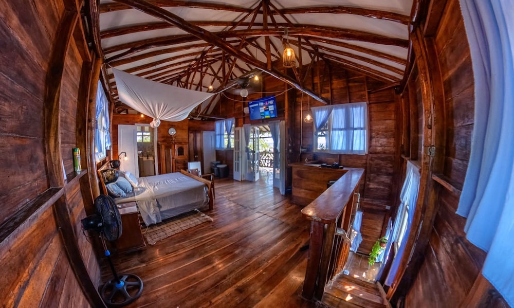 Beachfront 1-of-a-kind House w AC Pool Wifi ATV