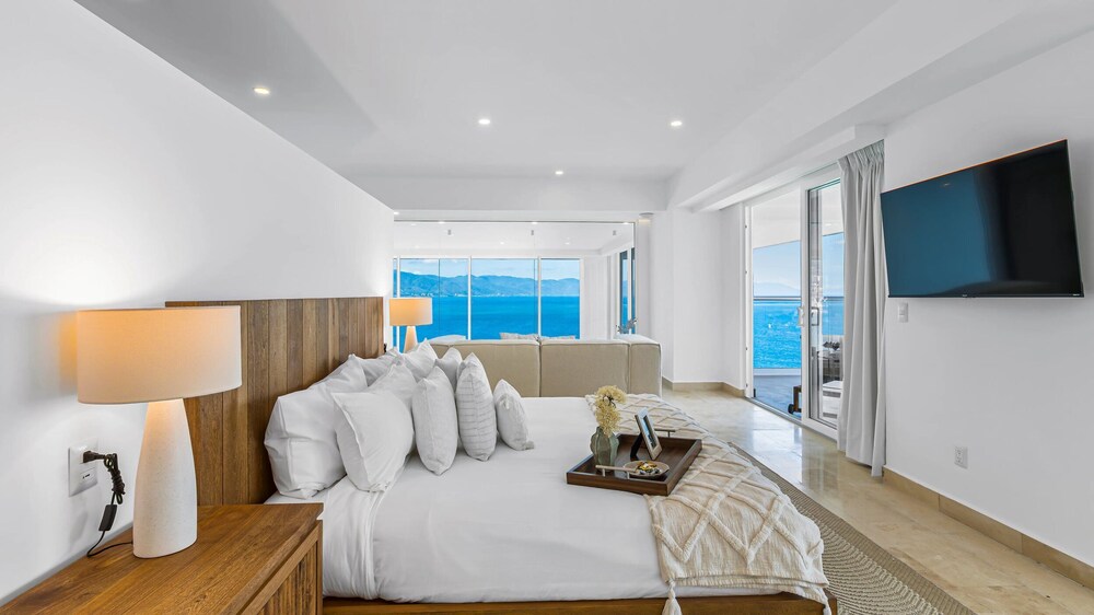 4BR Luxury Penthouse with Ocean Views