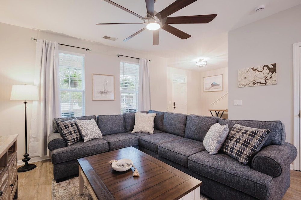 Lowcountry Lodge! In the Heart of Historic Old Town Bluffton SC