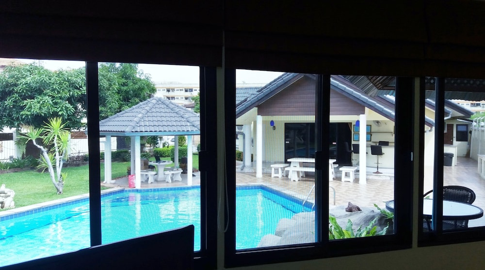Baan Laksee Pool Villa