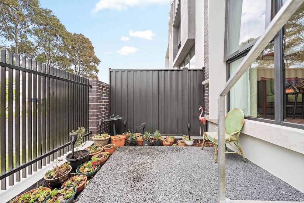 Fully Gated! Walk to Bus, Train & Box Hill High!