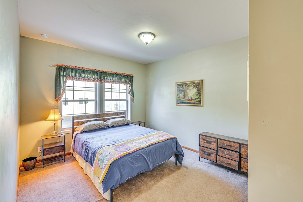 5 Mi to Town: Mtn-view Gem w/ Deck in Hot Springs
