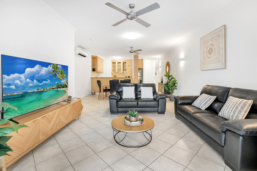 Spacious 3-beds w Direct Access to Pool - Image 2