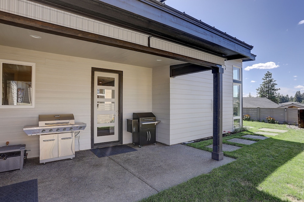 Ruby Peak *30 Day Minimum 4 Bedroom Home by RedAwning