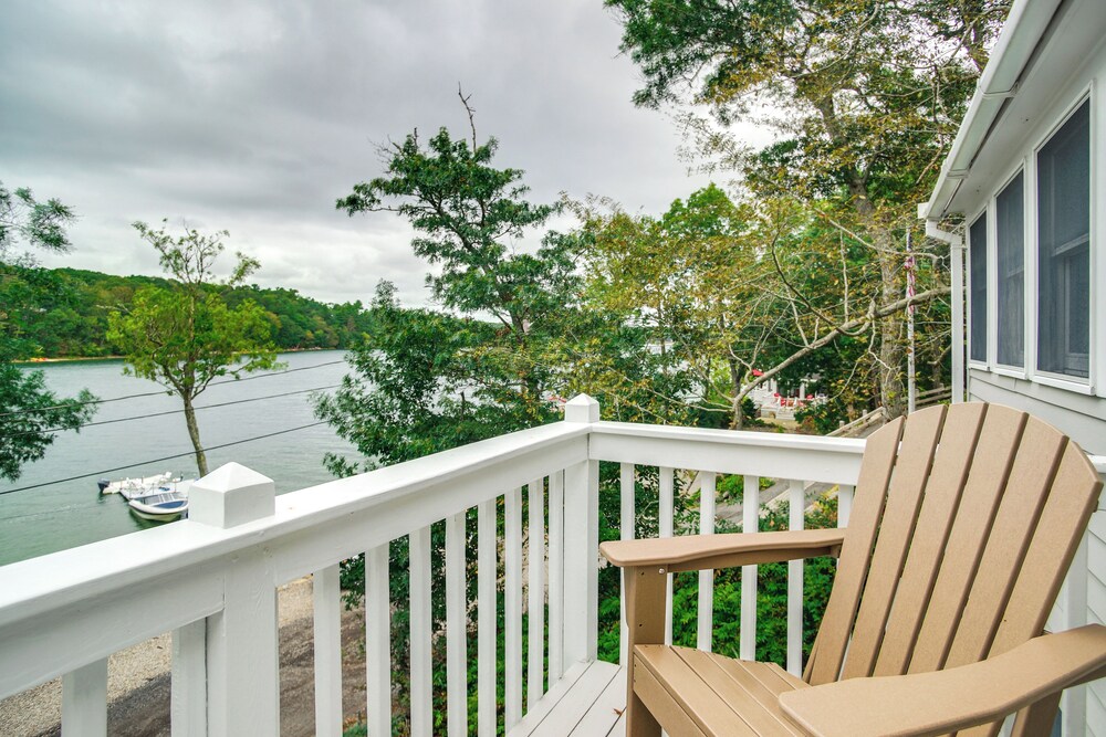 Waterfront Cape Cod Cottage on Peter's Pond