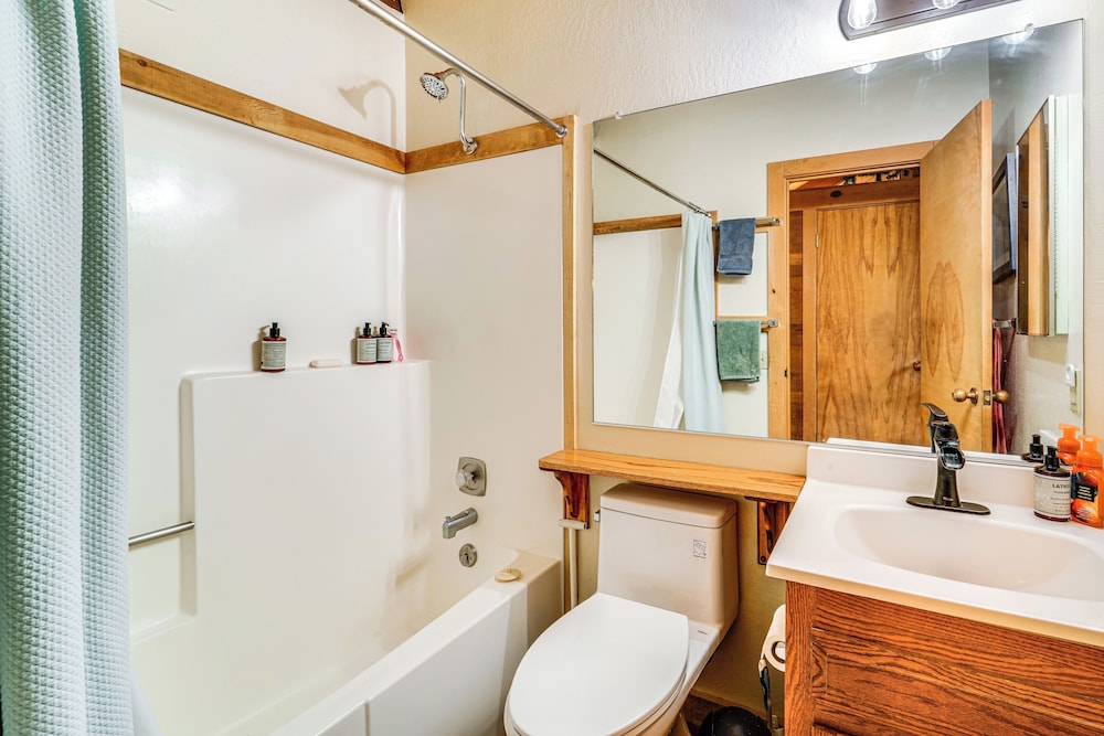 8 Mi to North Tahoe Beach: Truckee Resort Condo