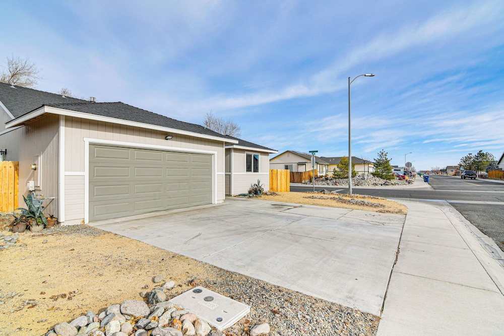 1 Mi to Pioneer Crossing Casino: Fernley Retreat!