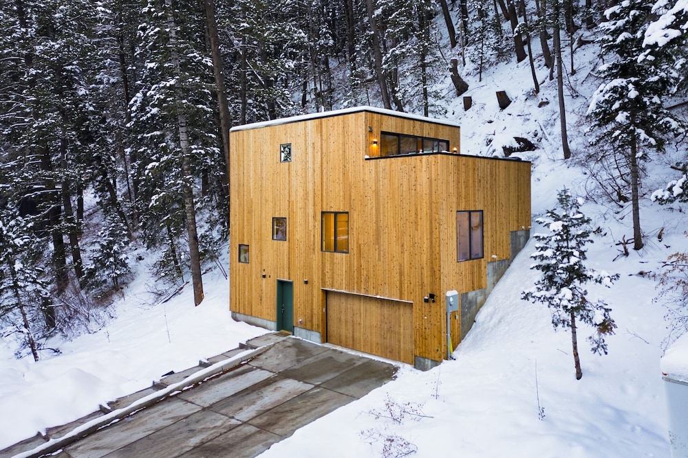 Parkview Mountain House Luxury Ski Home w Hot Tub Near Trails Downtown