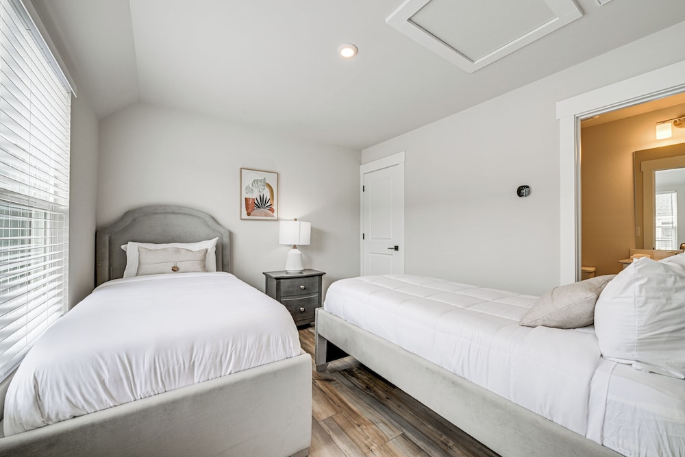 Walk to Music Factory: Townhome w/ Rooftop Deck!