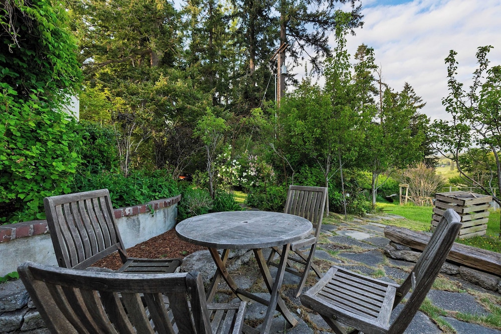 Maxwelton Aerie Bluffside Retreat w/ Sweeping Puget Sound Views + Firepit