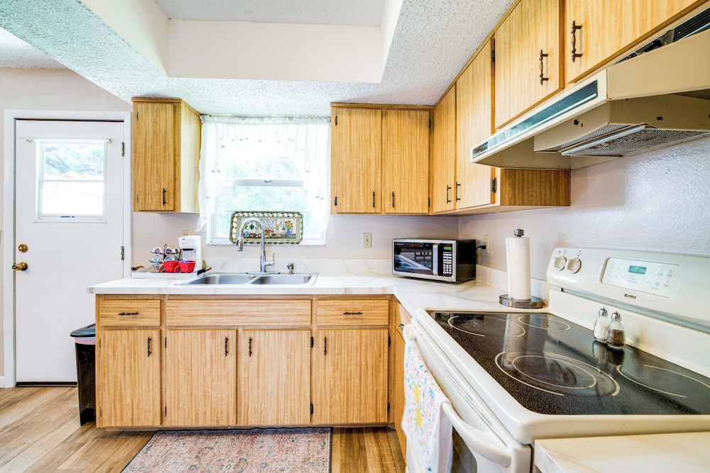 Explore Weeki Wachee Springs: Pet-friendly Home