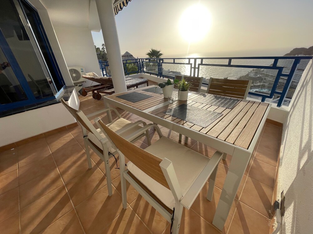 Sunny Seaview Modern apt - Pool and Beach Access