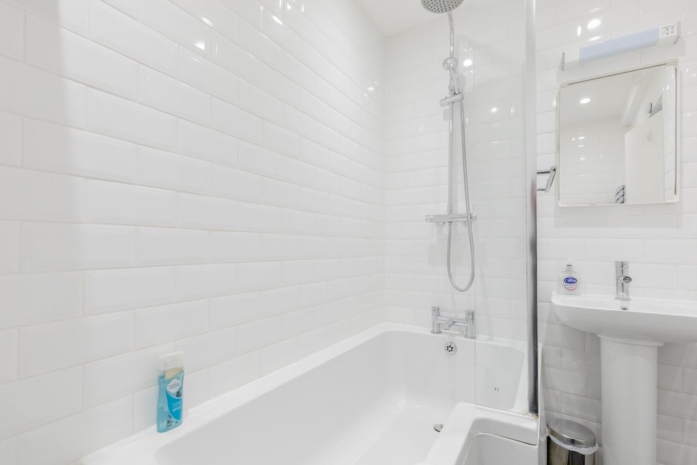 Homely 2BD Flat W/private Patio Near Maida Vale!