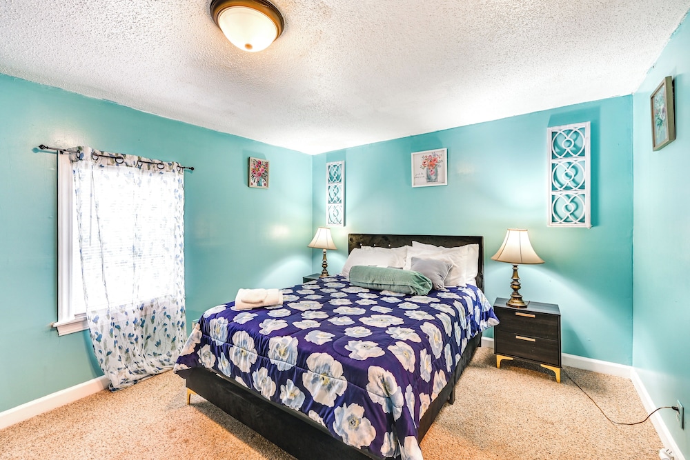 1 Mi to Stadium: Home w/ Porch in Greenville!