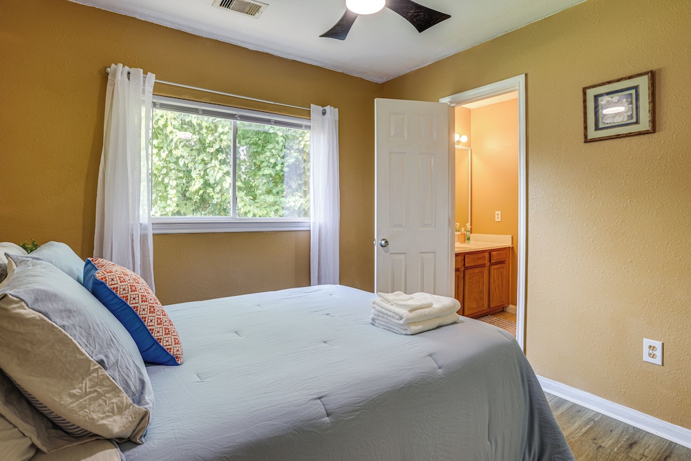 11 Mi to Dtwn Houston: Pet-friendly Home w/ Yard!