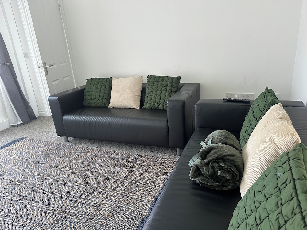 Housesleeps6-freeparking-wifi-contractors-garden